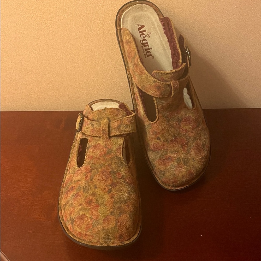 Algeria Floral Suede Clogs 🌺Final Price w/$4.99 Discount Shipping🌺